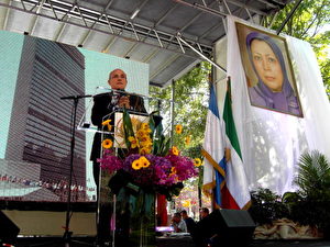 „Eure Ziele sind unsere Ziele“ – der ehemalige New Yorker Bürgermeister Rudolph Giuliani sprach im Vorfeld der Rede des iranischen Präsidenten Ahmadinedschad vor der UNO bei einem Protest von Exil-Iranern. Pikant: Der Protest wurde von der in den USA verbotenen NWRI organisiert.