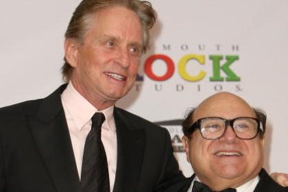 Danny DeVito nimmt Auszeichnung für Michael Douglas entgegen