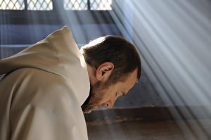 Bruder Christophe (Olivier Rabourdin), der jüngste der Mönche, hadert angesichts der Situation vor Ort mit seinem Glauben.