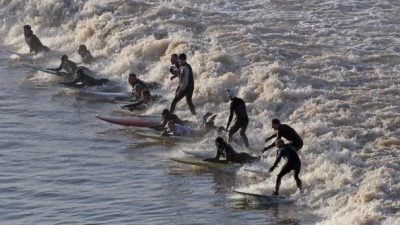 Großbritannien: Vom Flusssurfen und Käserennen