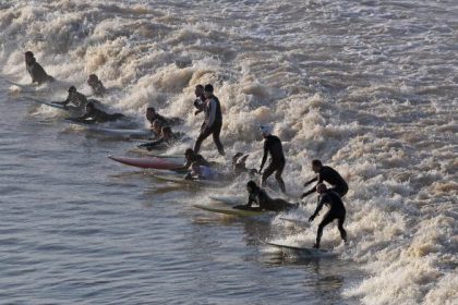 Großbritannien: Vom Flusssurfen und Käserennen