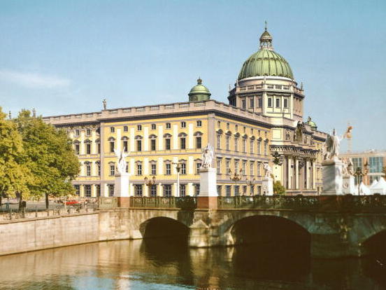 Berliner Stadtschloss mit Humboldtforum auf dem Vormarsch