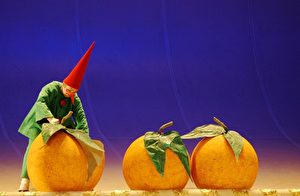"Die Liebe zu den drei Orangen" zu sehen an der Komischen Oper Berlin am 10.,17.,21., und 25. 12.