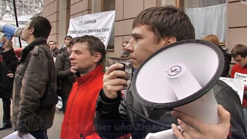 Ukrainische Demonstranten fordern Werbeverbot für Zigaretten und Alkohol