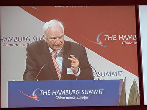 Philippe Maystadt, Chef der Europäischen Investmentbank, sprach am "Hamburg Summit". Sein Institut finanzierte zum Teil den Pekinger Flughafen.