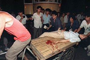 In der Nacht zum 4. Juni 1989 wurden die Studenten auf dem Tiananmenplatz niedergeschossen und Panzer überrollten die friedlichen Demonstranten. Es gab tausende Tote und Zeugen, die mundtot gemacht wurden oder fliehen konnten oder in Chinas Gefängnissen und Arbeitslagern verschwanden.