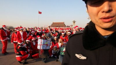 Weihnachtsmänner von Pekings Tiananmen vertrieben