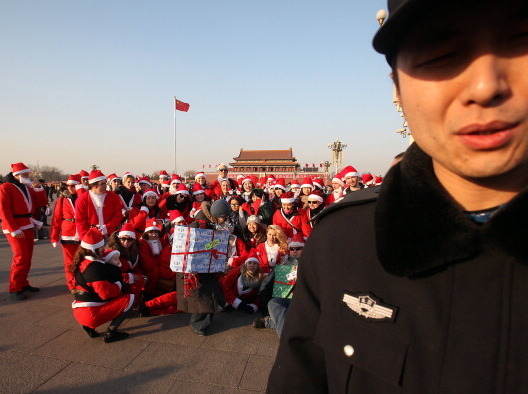 Weihnachtsmänner von Pekings Tiananmen vertrieben