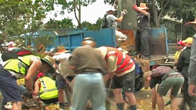 Aufräumarbeit nach Hochwasser vereint Australier