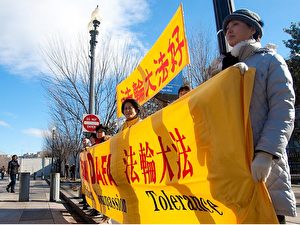 Wahrhaftigkeit, Mitgefühl und Toleranz: Falun Gong Praktizierende zeigen die Grundsätze ihrer Bewegung vor dem Weißen Haus, während Präsident Obama sich mit dem Führer der chinesischen Kommunisten, Hu Jintao, trifft.