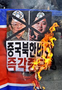 Südkoreanische Medien berichteten, dass chinesische Truppen in Nordkorea stationiert wurden. Einige politische Kommentatoren vermuten, dass Kim Jong-ils Regime in großen Schwierigkeiten steckt.