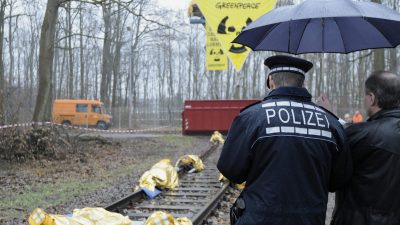 Umweltschützer ketten sich an die Gleise im Raum Karlsruhe