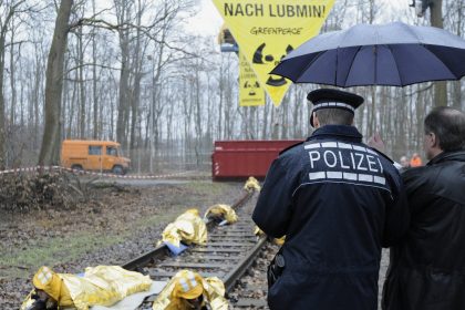 Umweltschützer ketten sich an die Gleise im Raum Karlsruhe
