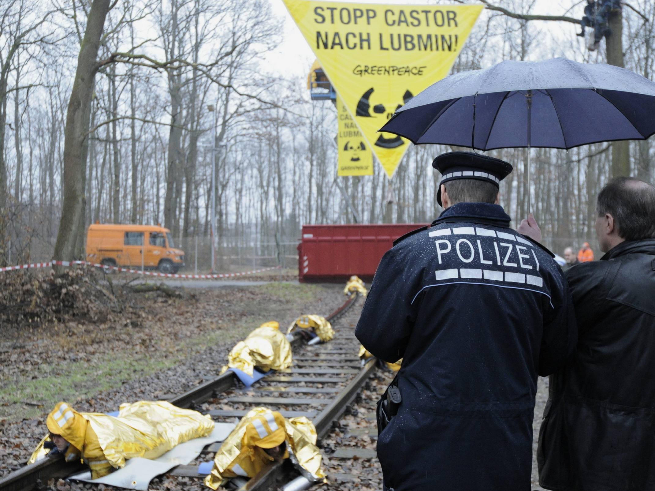 Umweltschützer ketten sich an die Gleise im Raum Karlsruhe