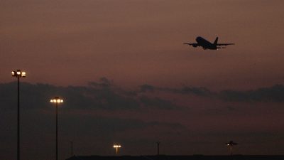 Landebahnmarkierungen wegen Verschiebung des magnetischen Nordpols geändert