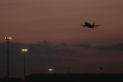 Landebahnmarkierungen wegen Verschiebung des magnetischen Nordpols geändert