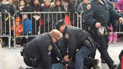 Mann verhaftet nach Angriff auf chinesische Neujahrsparade