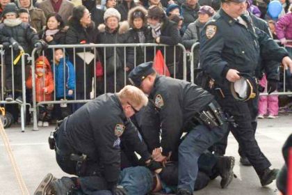 Mann verhaftet nach Angriff auf chinesische Neujahrsparade