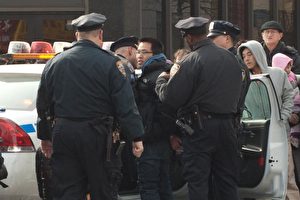 Die Polizeibeamten nahmen den Täter mit zur New Yorker Polizeistation Flushing 109.