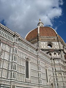 Die Basilika mit ihren Marmorplatten in grün, pink und weiß ist ein UNESCO-Weltkulturerbe und eine wichtige touristische Attraktion in Florenz.