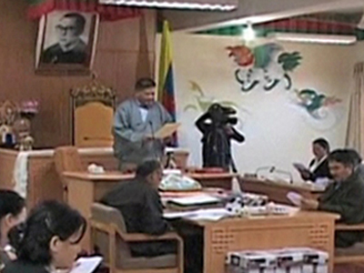 Tibetisches Exil-Parlament diskutiert über Rücktritt des Dalai Lama