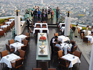 Das „Sirocco“-Restaurant mit der „Sky Bar“ im 63. Stockwerk des „State Tower“