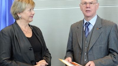 Birthler übergibt 10. Tätigkeitsbericht für die Stasi-Unterlagen