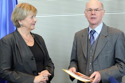 Birthler übergibt 10. Tätigkeitsbericht für die Stasi-Unterlagen