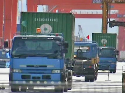 Japan’s Exports Tumble, Decline Slowing
