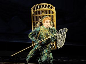 Der junge Bassbariton war seit 13 Jahren Ensemblemitglied der Berliner Staatsoper, hier ist er als Papageno in der Zauberflöte zu sehen.