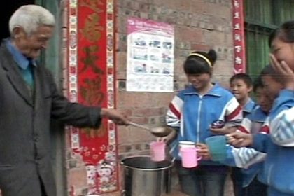 China: 78-jähriger Mann kocht täglich Tee für durstige Schüler