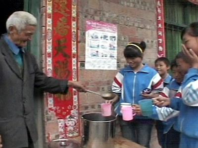 China: 78-jähriger Mann kocht täglich Tee für durstige Schüler