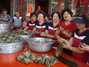 Eine Gruppe von taiwanischen Frauen in der Zeit vor dem Drachenbootfest stellt „Zongzi“ her für Senioren, die alleine leben.