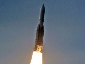 Eine Rakete bringt den Chunghwa Telekommunication ST-2-Satelliten am 20. Mai von Französisch-Guayana aus in Umlauf. Chunghwa und New Tang Dynasty (NTD) Asia Pacific sind zu einer Vereinbarung gekommen, wodurch  Programme von NTD über ST-2 nach China übertragen werden.