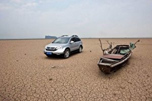 Poyang-See, einst Chinas größter Süßwasser-See, ist versiegt. Autos können nun auf dem Seebett fahren.