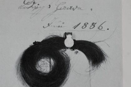 Guglmänner: “Wo ist die Haarlocke?”