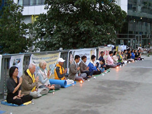 Falun Gong-Mahnwache am 20. Juli vor der chinesischen Botschaft in Berlin auf der Jannowitzbrücke.