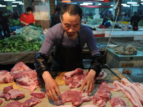 Ein chinesischer Schweinefleisch-Verkäufer wartet auf Kunden in einem Markt in Hefei in der ostchinesischen Provinz Anhui. Chinas Verbraucherpreisindex, ein Gradmesser für die Inflation, stieg um 6,4 Prozent gegenüber dem Vorjahr und erreichte ein Drei-Jahres-Hoch im Juni. Die Preise von Schweinefleisch stiegen um satte 57,1 Prozent.