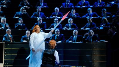 Herheims „Parsifal“: Ein Bass begleitet von Bildertheater