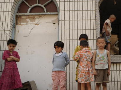 Uigurische Kinder spielen in einem heruntergekommenen Viertel in Urumqi, der Hauptstadt der chinesischen Region Xinjian. Am 5. Juli 2011 ist der zweite Jahrestag der blutigen Auseinandersetzungen zwischen ethnischen Uiguren und Han Chinesen, die mit fast 200 Toten und über 1000 Verletzten endete.