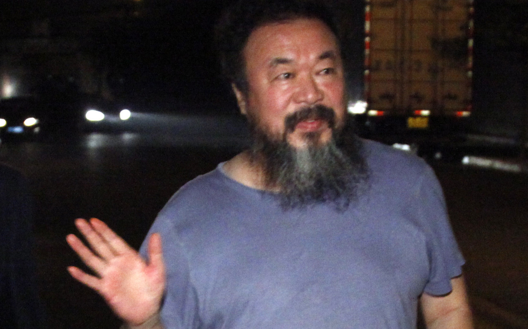 Chinas berühmter Künstler Ai Weiwei berichtet von 81 Tagen Haft