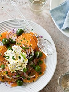 Erfrischend: Salat mit Orange und roter Zwiebel.