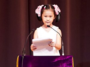 Lotus, die jüngste  Rednerin auf der New York Falun Dafa Konferenz 2011 zum Erfahrungsaustausch. Sie ist sieben Jahre alt.