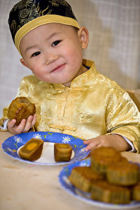 Bereits Kinder finden Geschmack am Mondkuchen, ob süß oder salzig.