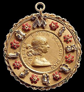 Eine edelsteinbesetzte Medaille von Gian Cristoforo Romano feiert die Schönheit der Isabella d’Este.