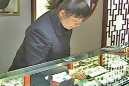 Verkäuferin treibt Schmuck-Diebe in die Flucht