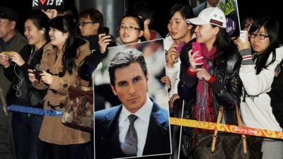 Christian Bale in China von Polizisten zurückgedrängt