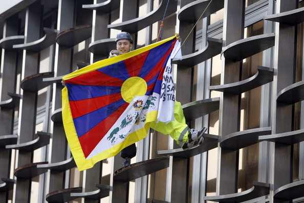 Die tibetische Fahne wurde als Protest beim Besuch von Chinas Präsident Hu Jintao in Cannes an einem Hochhaus platziert.