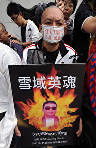 Ein Demonstrant in Taiwan weist auf die Mönche hin, die sich in Tibet in den letzten Wochen selbst verbrannt haben.  Foto. Sam Yeh/AFP/Getty Images
