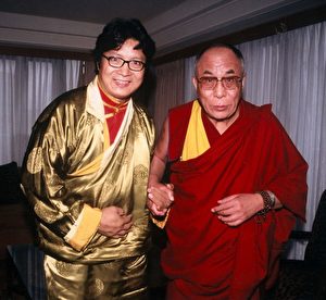 Weil der Tenor so tief verbunden ist mit seiner Heimat, wurde Yuan Qu bei großen Anlässen eingeladen, als Sänger Tibet zu unterstützen. Dieses Bild von ihm mit dem Dalai Lama wurde am 13. September 2003 in der Kathedrale in Washington DC, aufgenommen.